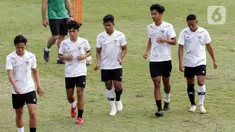 Pesepakbola Timnas U-19 Indonesia saat jeda latihan di Lapangan A Gelora Bung Karno, Jakarta, Selasa (30/8/2022). Timnas U19 Indonesia akan tampil di Kualifikasi Piala Asia U20 2023 pada 14-18 September mendatang. Indonesia berada di Grup F bersama Vietnam, Hongkong, dan Timor Leste. (Liputan6.com/Helmi Fithriansyah)