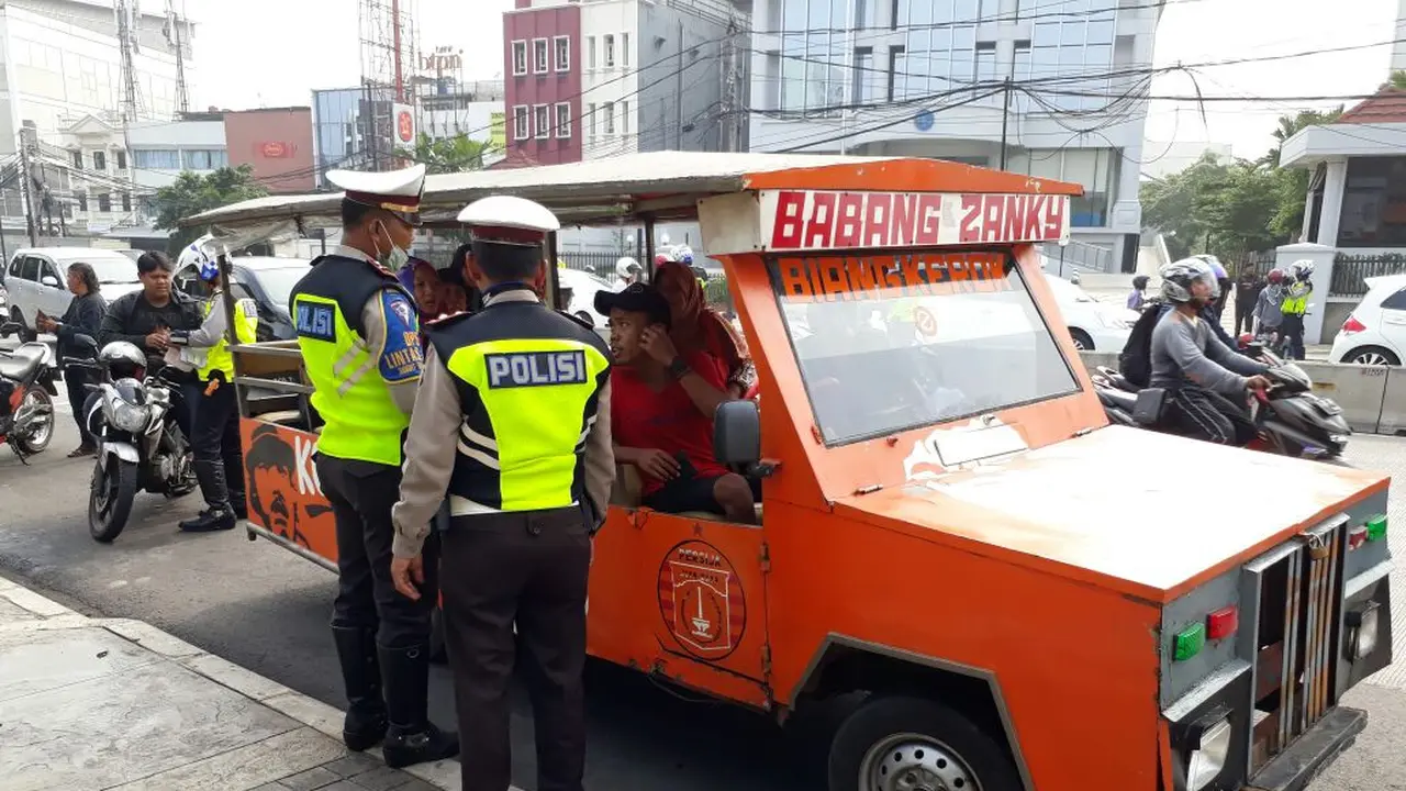 Kendaraan bermotor yang dimodifikasi menjadi odong-odong ditilang pihak Kepolisian Ditlantas Polda Metro Jaya saat melintasi Kampung Melayu. (Ist)