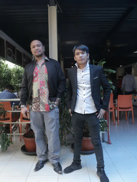 Aris tiba di Polres sekitar pukul 09.50 WIB. Didampingi kuasa hukumnya Zecky Alatas dan istrinta Rosilia Octo Fany. Sekitar dua jam Aris menjalani pemeriksaan. Setelah keluar, ia enggan berkomentar lantaran sedang tidak sehat. (Nurwahyunan/Bintang.com)