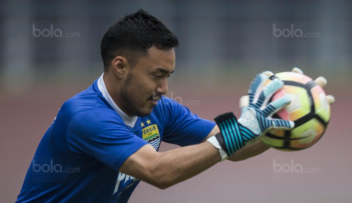3. Gelandang Persib, Shohei Matsunaga, berlatih menjadi kiper saat melakukan pemanasan. (Bola.com/Vitalis Yogi Trisna)