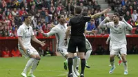 Para pemain Real Madrid melakukan protes kepada wasit saat melawan Sporting de Gijon pada lanjutan La Liga di El Molinon Stadium, Gijon,(15/42017). Real Madrid menang 3-2. (EPA/Alberto Morante)