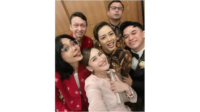 8 Potret Tamu Artis di Pernikahan Boiyen dan Rully Anggi Akbar, Tampil Menawan