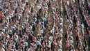 Siswa dari St. Scholastica's College mengambil bagian dalam gerakan One Billion Rising di Manila, Filipina, Kamis (14/2). Lebih dari 3.000 siswa berpartisipasi dalam acara yang digelar yang bertepatan dengan Hari Valentine tersebut. (TED ALJIBE/AFP)