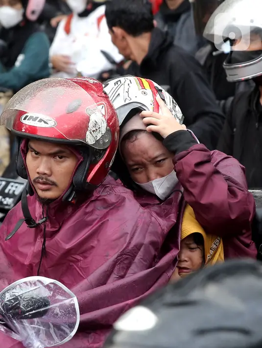<p>Ekspresi seorang anak saat mudik di pelabuhan Merak, Banten, Sabtu (30/4/2022). Banyak para pemudik sepedah motor mudik membawa anak-anak. (Liputan6.com/Angga Yuniar_</p>