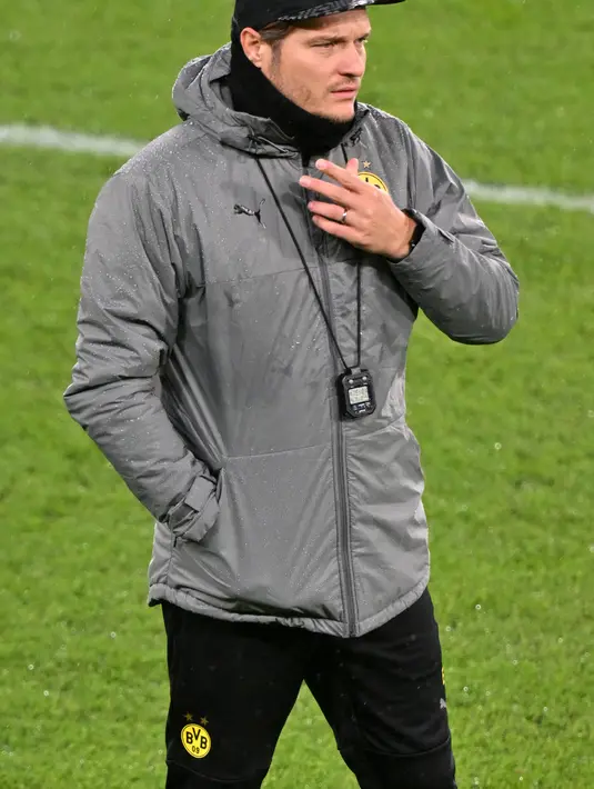 Pelatih Borussia Dortmund, Edin Terzic menyaksikan pemainya berlatih selama  sesi latihan di Stamford Bridge di London (6/3/2023).Pada pertemuan pertama Dortmund menang tipis atas Chelsea dengan skor 1-0. Gol semata wayang klub asal Bundesliga tersebut dibukukan Karim Adeyemi di menit ke 63. (AFP/Glyn Kirk)