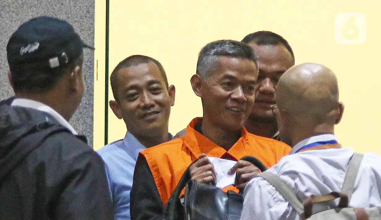 Komisioner KPU Wahyu Setiawan (tengah) usai menjalani pemeriksaan di Gedung KPK, Jakarta, Jumat (10/1/2020). KPK resmi menahan Wahyu Setiawan yang sebelumnya ditetapkan sebagai tersangka kasus suap terkait pergantian antar-waktu (PAW) anggota DPR RI periode 2019-2024. (Liputan6.com/Herman Zakharia)