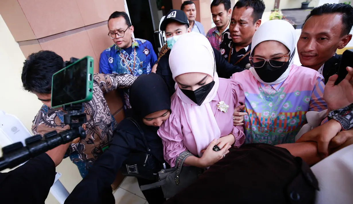 Masih kata Nurul, bahwa penyebab Irish melayangkan gugatan cerai juga bukan karena kecewa soal penangkapan bapak dua anak itu terkait narkoba untuk kali kedua. [Foto; KapanLagi.com®/Bayu Herdianto]