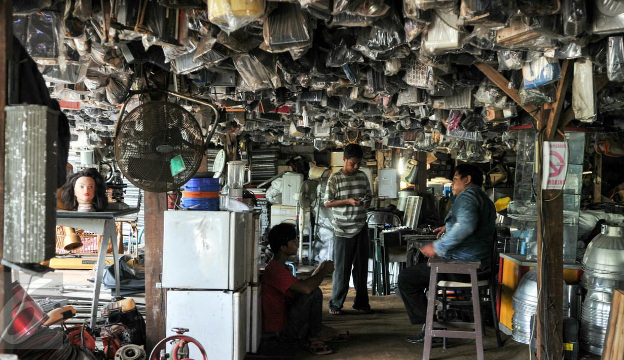 Pembeli saat mencari barang buruannya di Mall Rongsok, Depok, Rabu (17/2). Berbeda dengan mal biasanya, di tempat ini, dengan kondisi apa adanya pembeli bebas mencoba dan menguji barang yang akan dibeli. (Liputan6.com/Yoppy Renato)