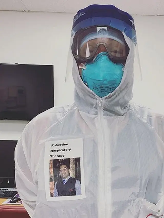 Dokter tempelkan foto di baju hazmat