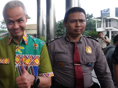 Calon Gubernur Jawa Tengah, Ganjar Pranowo mengacungkan jempol seusai memenuhi panggilan penyidik KPK, Jakarta, kamis (28/6). Ganjar diperiksa sebagai saksi kasus dugaan korupsi E-KTP sehari setelah mengikuti Pilkada di Semarang. (Merdeka.com/Dwi Narwoko)