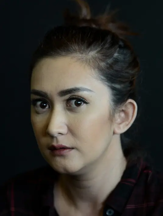 Kemarahan tersebut ditujukan kepada orang-orang yang kompak menyebut putrinya dengan sebutan Loli atau Lolita. Komentar 'loli' yang akrab dengan pelaku pedofilia. (Adrian Putra/Bintang.com)