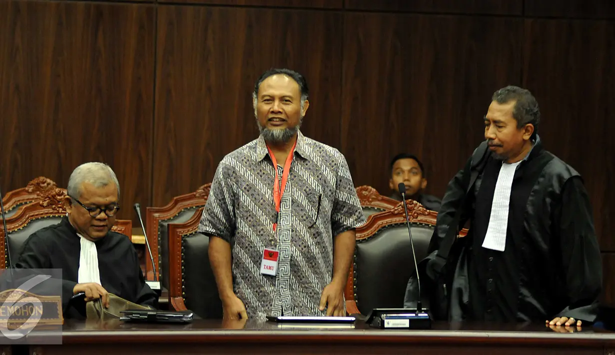 Wakil Ketua KPK non aktif, Bambang Widjojanto menghadiri sidang uji materi UU Komisi KPK di Gedung MK, Jakarta (10/6/2015). Bambang ditetapkan tersangka atas kasus mengarahkan kesaksian palsu, Juni 2010 silam. (Liputan6.com/Johan Tallo)