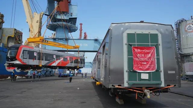 KAI Commuter kembali menerima kedatangan sarana Kereta Rel Listrik (KRL) baru sebanyak 2 trainset, atau 24 rangkaian kereta (SF12) dari perusahaan asal China, CCRC Qingdao Sifang di Pelabuhan Tanjung Priok, Jakarta.