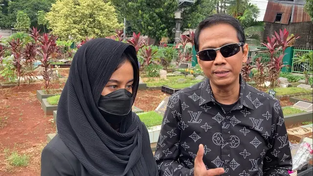 Doddy Sudrajat dan Mayang saat ziarah ke makam Vanessa Angel