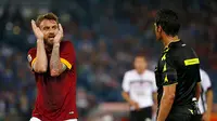 Ekspresi Daniele De Rossi gelandang AS Roma pada Luigi Nasca wasit Serie A di Stadion Olimpico. (Reuters/Tony Gentile)