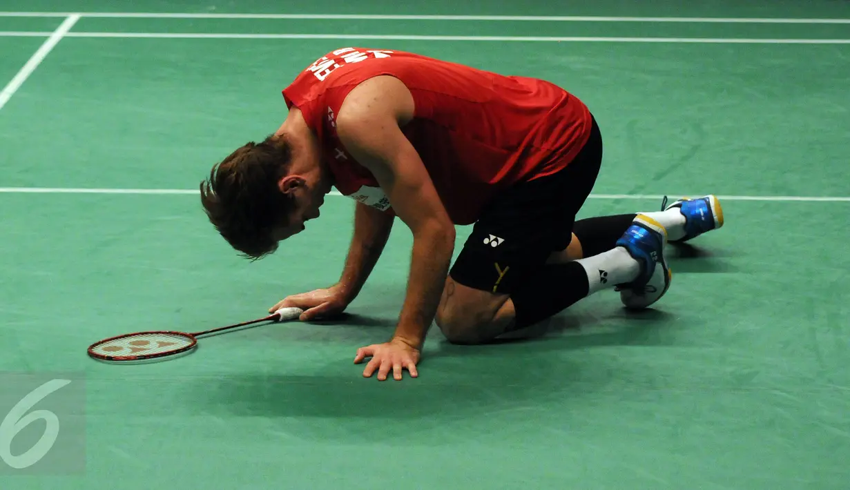 Tunggal putra Denmark, Jan O Jorgensen tertunduk saat laga melawan Lee Chong Wei (Malaysia) di final BCA Indonesia Open 2016, Jakarta, Minggu (5/6/2016). Lee Chong Wei unggul 17-21, 21-19, 21-17. (Liputan6.com/Helmi Fithriansyah)