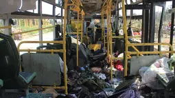 Bagian dalam bus yang membawa pengungsi Suriah usai terkena serangan bom di Rasyidin, Aleppo, Suriah, Minggu (16/4). Dari 126 orang yang tewas, 68 diantaranya adalah anak-anak. (AFP Photo/Omar Haj Kadour)