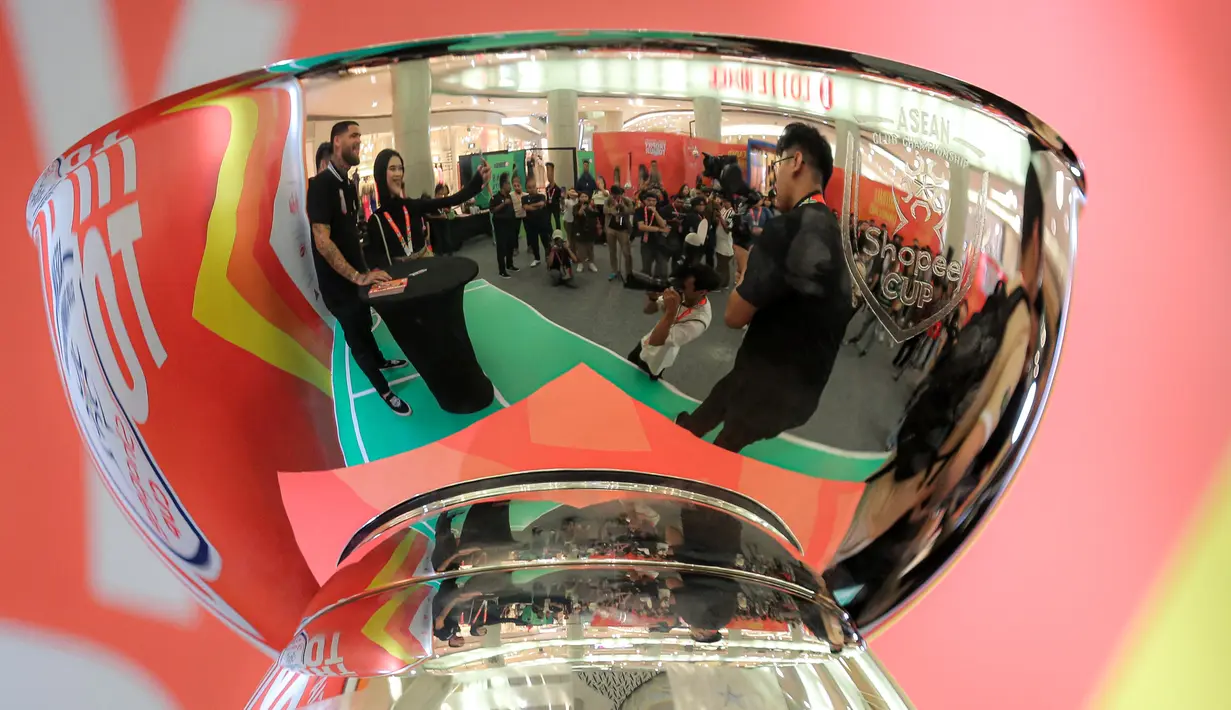<p>Refleksi pemain Borneo FC, Diego Michiels yang sedang berswafoto dengan pengunjung saat sesi meet and greet dalam acara Trophy Tour ASEAN Club Championship Shopee Cup 2024 di LOTTE Shopping Avenue, Event Atrium, Jakarta Selatan pada Sabtu (07/09/2024). (Bola.com/Bagaskara Lazuardi)</p>