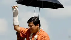Anggota parlemen majelis rendah dari Liga Nasional Demokrasi (LND) Naing Nan Lynn dengan menggunakan perban saat menyapa pendukungnya di Yangon, Myanmar,  Rabu (4/11/2015).  Ia deserang orang tak dikenal dengan menggunakan parang. (REUTERS/Soe Zeya Tun)