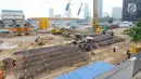 Pekerja merangkai besi untuk pembangunan proyek pasar modern di Bendungan Hilir, Jakarta, Selasa (8/8). Pasar bisnis ini nantinya akan terintegrasi dengan transportasi massal MRT. (Liputan6.com/Angga Yuniar)