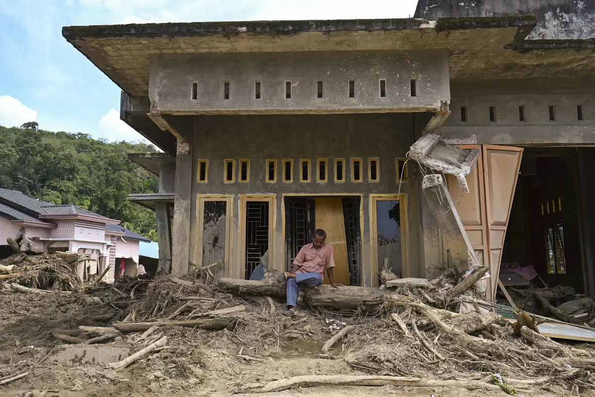 Banjir Bandang Sumatra: Kayu Gelondongan dan Lumpur Tutup Permukiman Warga di Garoga Sumatera Utara