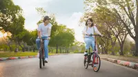 Bersepeda bersama pasangan. (Shutterstock/tickcharoen04)