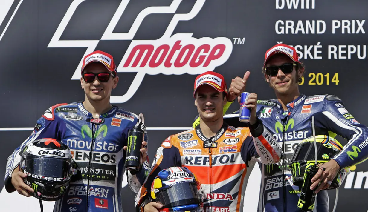 Dua pembalap dari tim Yamaha MotoGP, Jorge Lorenzo (kiri) dan Valentino Rossi, mengapit Dani Pedrosa di podium kemenangan GP Ceko 2014 di Sirkuit Brno, (17/8/2014). (REUTERS/David W Cerny)