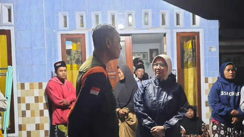 Penjabat Bupati Lumajang Indah Wahyuni  meninjau langsung warga korban banjir lahar dingin Gunung Semeru (Istimewa)