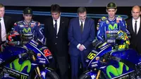 Valentino Rossi dan Maverick Vinales saat acara peluncuran Yamaha YZR-M1 di Madrid, Kamis (19/1/2017). (Twitter/Crash)