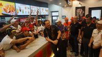 Mantan Gubernur DKI Jakarta, Ahok berfoto bersama dengan para karyawan KFC setelah acara peresemian gerai ke-700 di Solo, Kamis (5/12).(Liputan6.com/Fajar Abrori)