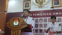 Ketua Divisi Bidang Teknis Komisi Pemilihan Umum (KPU) Idham Holik mengumumkan hasil pengecekan dokumen persyaratan pendaftaran partai politik (parpol) yang mendaftar ke Pemilihan Umum (Pemilu) 2024 ke KPU hari ini, Sabtu (6/8/2022). (Dok. Liputan6.com/Winda Nelfira)