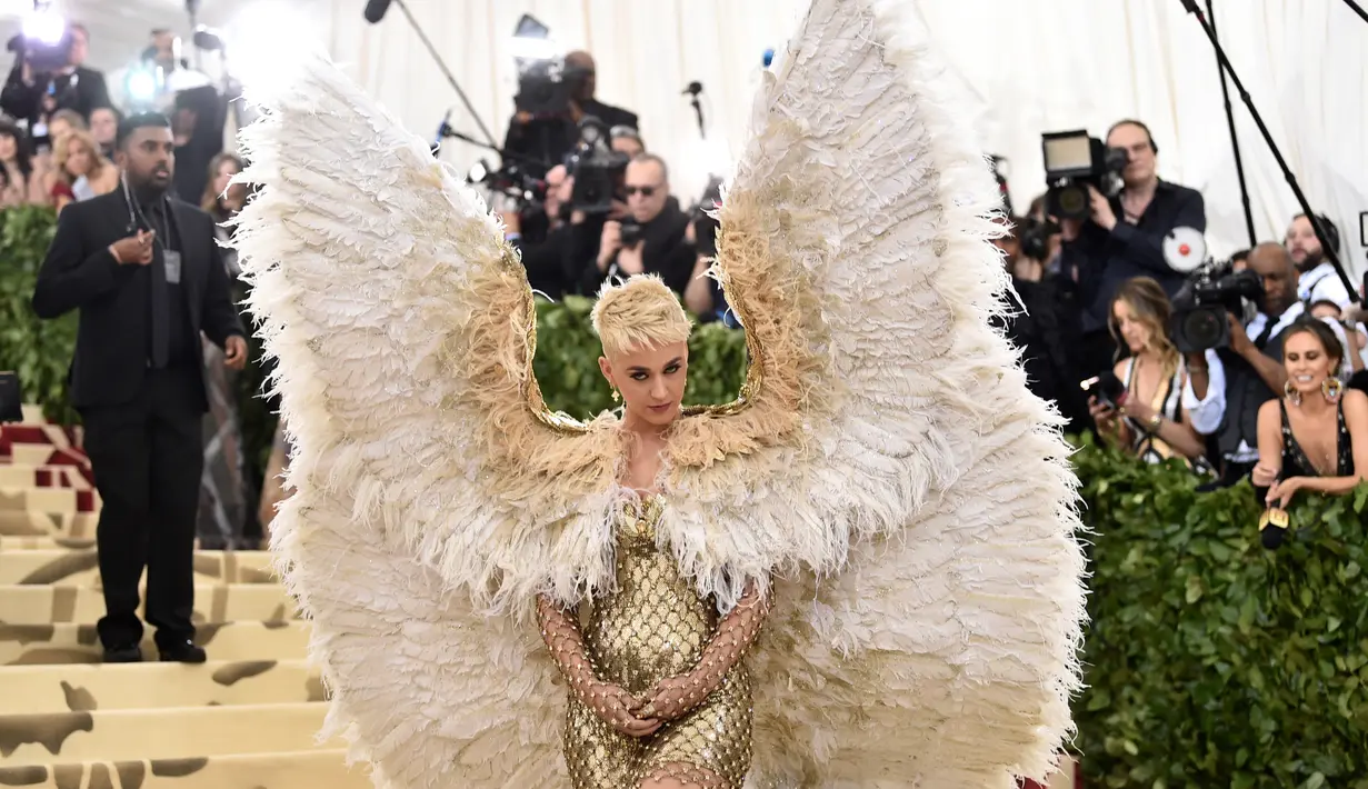 Katy Perry berpose saat menghadiri Met Gala 2018 di Metropolitan Museum of Art, New York (7/5). Katy Perry tampil dengan mengenakan sayap saat menghadiri Met Gala 2018. (Photo by Evan Agostini/Invision/AP)