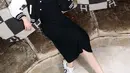 Padukan dress hitam dengan jaket, topi baseball dan sneakers. @sarwendah29.