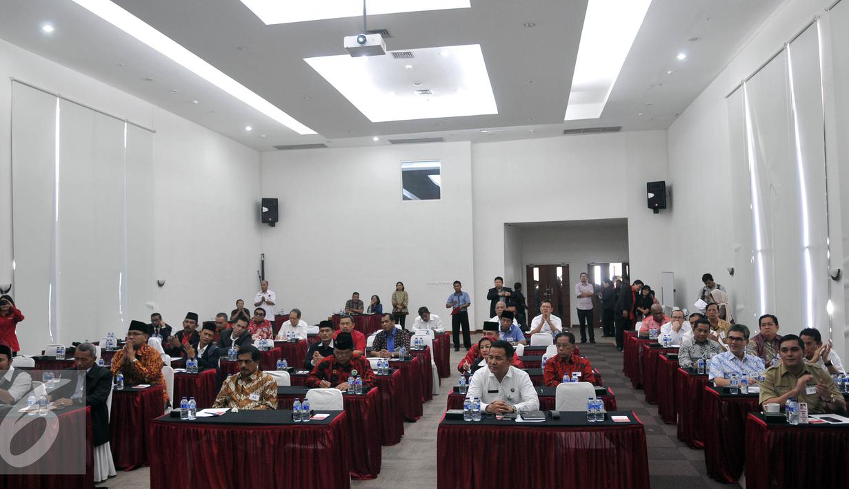 Suasana acara fit and proper test untuk para bakal calon gubernur DKI Jakarta di DPP PDIP, Jakarta, Rabu (11/5). Sebanyak 32 peserta calon Gubernur/Wagub DKI yang mengikuti fit and proper test tersebut. (Liputan6.com/Johan Tallo)