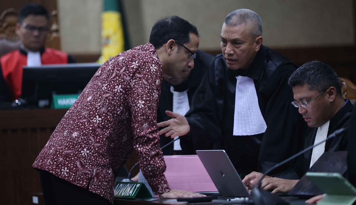 Mantan Menteri Pendidikan, Kebudayaan, Riset, dan Teknologi (Mendikbudristek), Nadiem Anwar Makarim (kedua kiri), berbincang dengan penasehat hukumnya saat sidang pembacaan tuntutan di Pengadilan Tindak Pidana Korupsi Jakarta, Rabu 13 Mei 2026. (Kapanlagi.com/Budy Santoso)