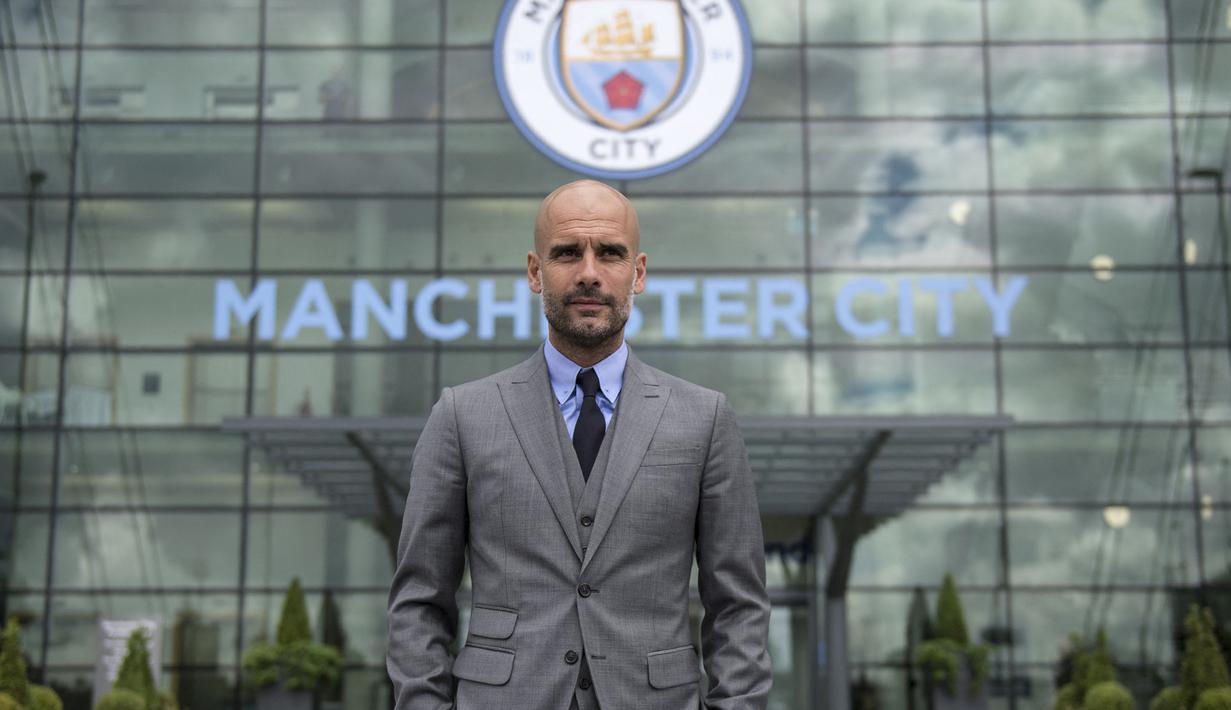 Pep Guardiola merupakan manajer Liga Inggris tercetap yang mampu kantongi 500 poin, yaitu hanya dalam 213 laga bersama Manchester City. Musim ini, The Cityzens tengah berjuang untuk merebut gelar keempatnya di Liga Inggris. (AFP/Oli Scarff)
