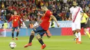 Bek Spanyol, Jordi Alba, bersiap mengirim umpan saat melawan Kosta Rika pada laga persahabatan di Stadion La Rosaleda, Sabtu (11/11/2017). Spanyol menang 5-0 atas Kosta Rika. (AP/Miguel Morenatti)