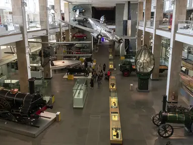 Pengunjung mengamati benda-benda pameran saat pratinjau media di Science Museum di London, Inggris (17/8/2020). Museum tersebut dijadwalkan dibuka kembali untuk umum pada 19 Agustus. (Xinhua/Han Yan)