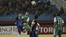 Pemain PBFC, Yus Arpandi duel udara dengan pemain PS TNI, Guntur Triaji, pada laga Piala Jenderal Sudirman di Gelora Delta Sidoarjo, Jawa Timur, Rabu (18/11/2015). (Bola.com/Vitalis Yogi Trisna)