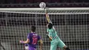 Kiper Persik Kediri, Fajar Setya Jaya berusaha menghalau bola saat melawan Persija Jakarta dalam laga pekan ke-10 BRI Liga 1 2021/2022 di Stadion Manahan, Solo, Sabtu (30/10/2021). (Bola.com/Bagaskara Lazuardi)