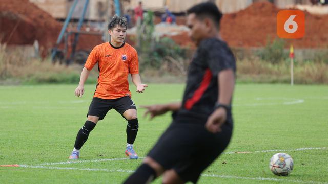 Foto: Pemain Persija Asik-Asik, Ryo Matsumura Ceria di Sesi Latihan Macan Kemayoran