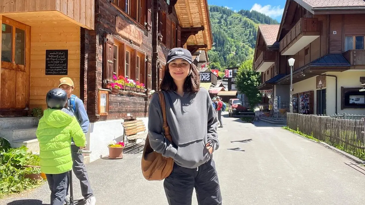 Busana Liburan Nana Mirdad