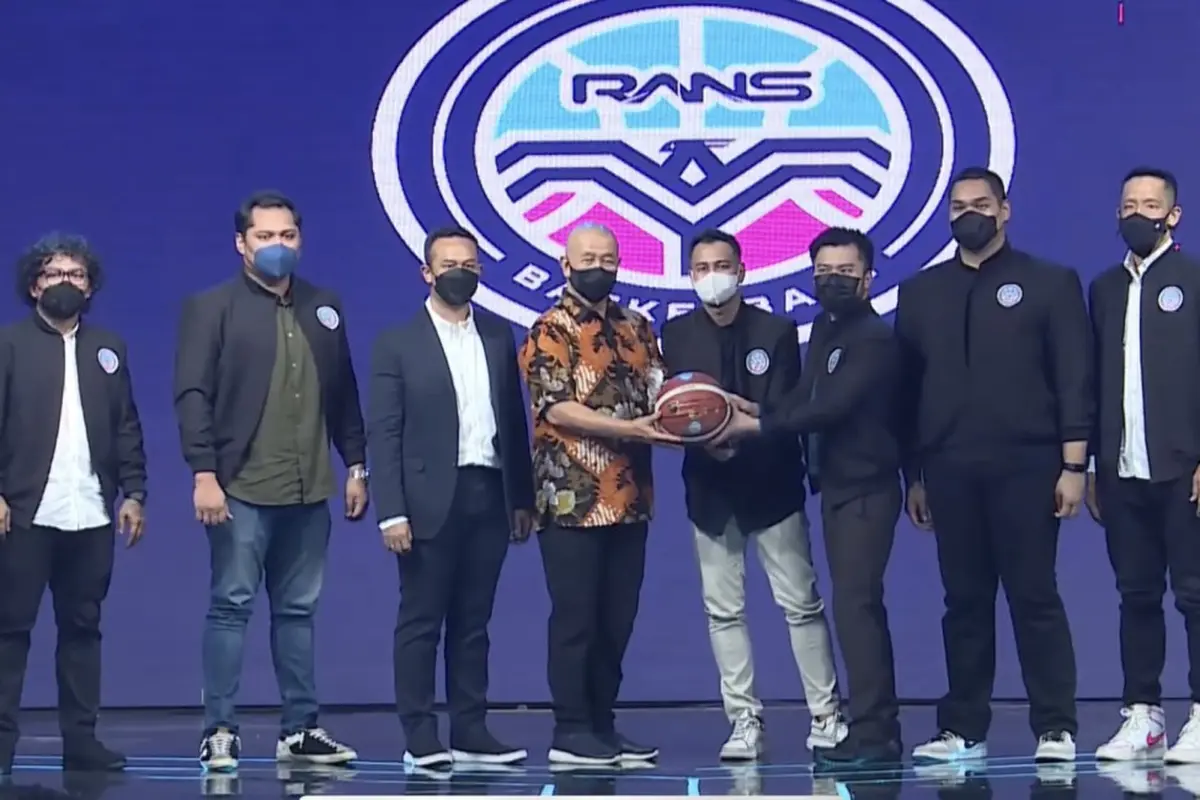 Dirut IBL dan ketum Perbasi bersama Raffi Ahmad pada peluncuran RANS PIK Basketball.