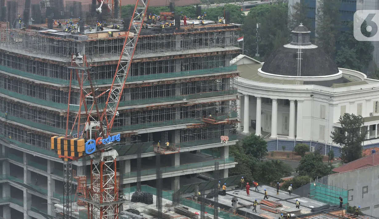 Aktivitas pekerja konstruksi saat menyelesaikan pembangunan gedung bertingkat di Jakarta, Selasa (29/10/2019). Kementerian Pekerjaan Umum dan Perumahan Rakyat menargetkan sertifikasi 212.000 tenaga kerja konstruksi hingga akhir tahun. (merdeka.com/Iqbal S. Nugroho)