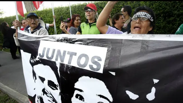Sejumlah warga melakukan unjuk rasa anti Mantan presiden Peru Alan Garcia dalam aksi demonstrasi di Lima, Peru, Minggu (18/11/2018). (AP)