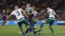 Gaya Messi melewati kepungan pemain Eibar pada laga La Liga Spanyol di Camp Nou stadium, Barcelona (19/9/2017). Barcelona menang 6-1. (AFP/Pau Barrena)