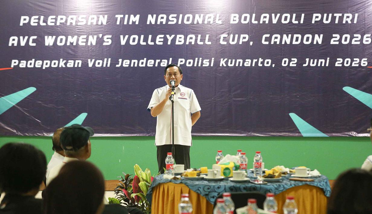 Ketua Umum Pengurus Pusat Persatuan Bola Voli Seluruh Indonesia (PP PBVSI), Imam Sudjarwo memberikan sambutan pada pelepasan Timnas voli putri Indonesia di Padepokan Voli Jenderal Polisi Kunarto, Sentul, Jawa Barat, Selasa (2/6/2026). (Bola.com/Abdul Aziz)