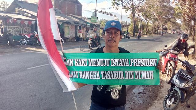 Dengan membawa sebuah tulisan Tasakur Bin Ni'mah, Undang nampak bersemangat melakukan perjalanan panjang dengan jalan menuju istana menemui Presiden Jokowi
