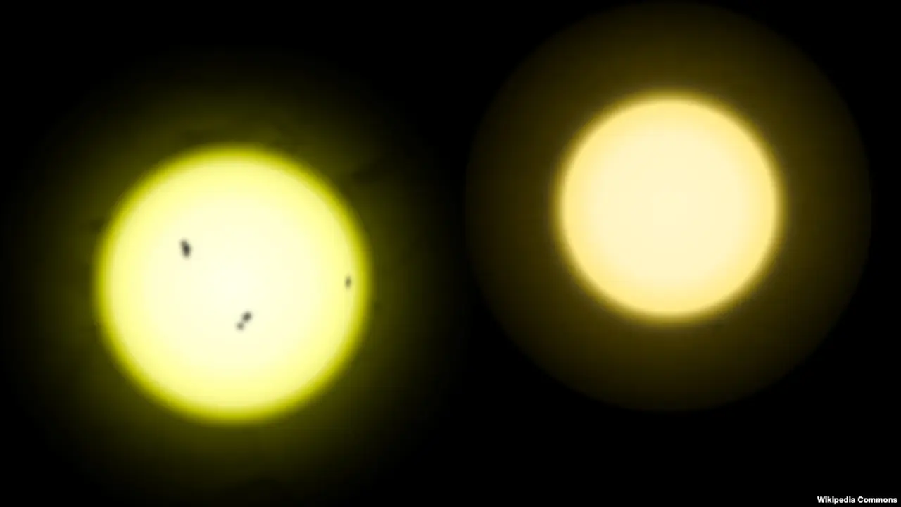 Perbandingan ukuran Matahari (kiri) dengan Tau Ceti, matahari yang terdapat dalam gugus bintang Cetus (foto: ilustrasi). Ilmuwan berhasil menemukan empat planet baru yang mengorbit Tau Ceti. (Wikipedia Commons)