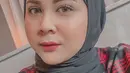 Tren hijab saat ini memang digemari oleh anak muda. Dimana yang mengenakan hijab memadukan dengan kemeja-kemeja kekinian, seperti halnya kemeja flanel yang dikenakan oleh Kesha Ratuliu. (Liputan6.com/IG/@kesharatuliu05)